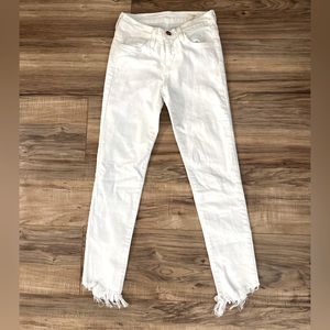 White skinny cropped jeans with fray